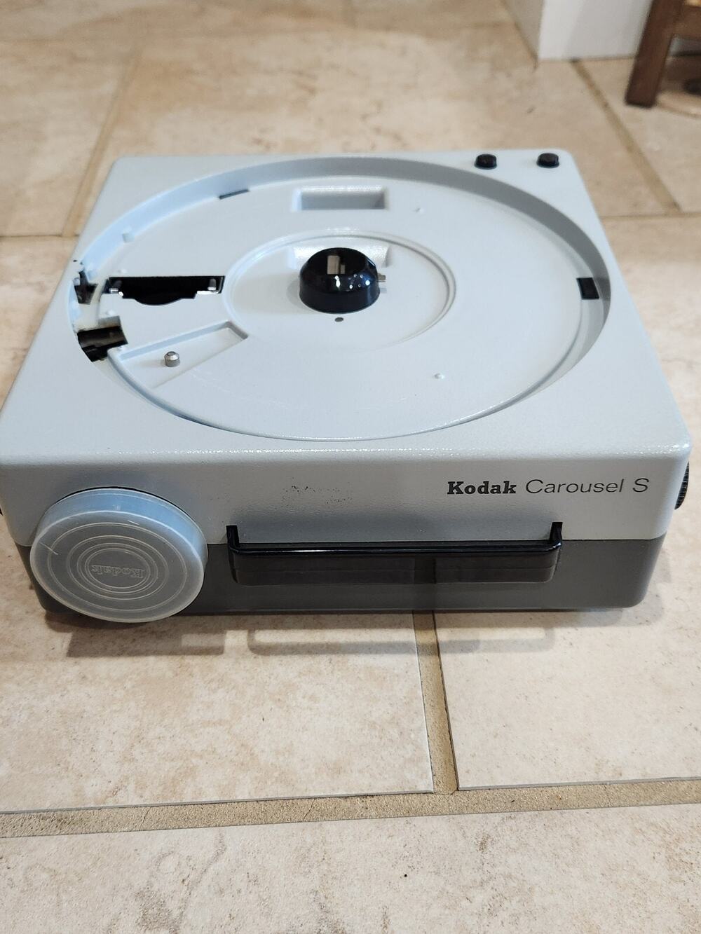 RARE Kodak Carousel S Slide Projector Germany Version with Remote TESTED